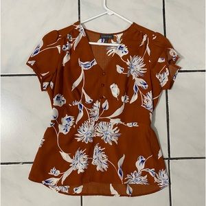 Luxology; Brick 🧱 with White Blue Flowers ButtonedDown Top